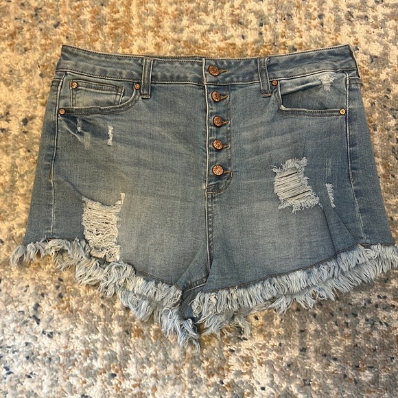 Celebrity Pink jean shorts - Picture 1 of 3